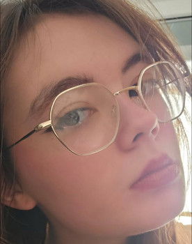 Saoirse Downey as Jess