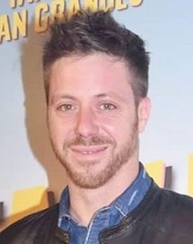Andrés Ciavaglia as Dante