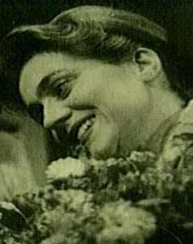 Dhorkë Orgocka as Nëna