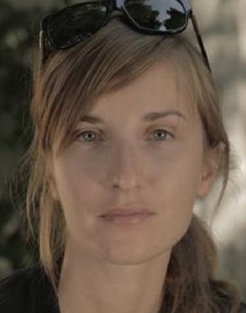 Urša Menart as Irena