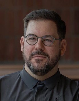 Simon Allard as Extra