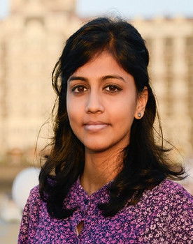 Devaki Patil as Indien-Spezialistin