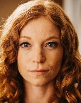 Marleen Lohse as Julia