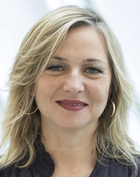 Pilar Castro as Madre de Mónica y Carla