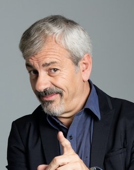 Carlos Sobera as Voz anónima