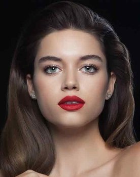 Afra Saraçoğlu as Kayla