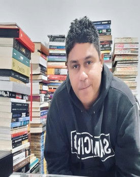 Cleber Maia as James Randi