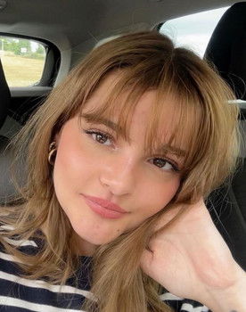 Alix Vandenbrouck as Anna