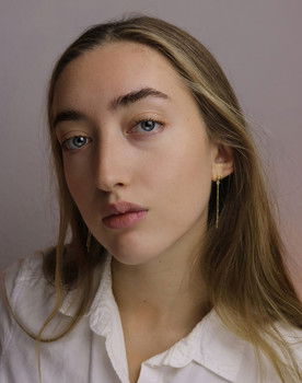 Madita Strunk as Elena