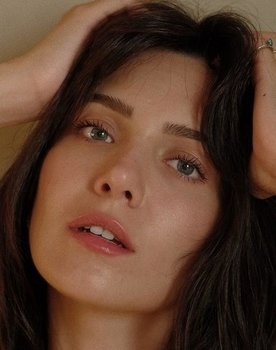 Burcu Kirman as Pınar