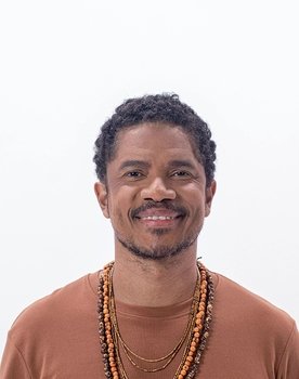 Alexandre Carlo as Galinha Preta
