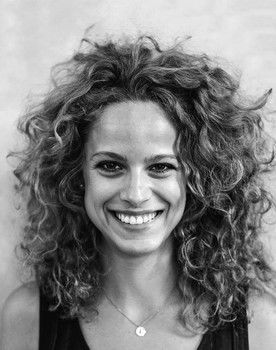 Elli Tringou as Anna