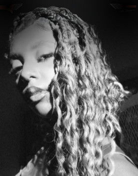 Camilly Guimarães as Cliente 1