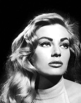 Anita Ekberg as Zenobia, Queen of Palmira