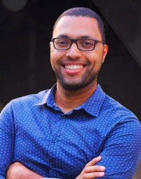 Adriano Canindé as Pastor Miguel