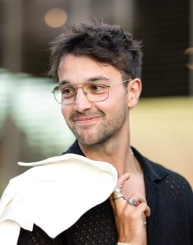 Anthony Dylan as Psiquiatra