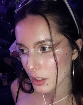 Zuri as Secretária