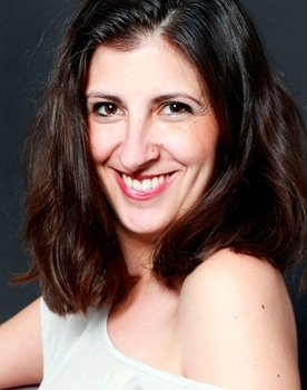 Rafaela Rivas as Lola