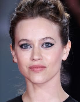 Lou de Laâge as Elle