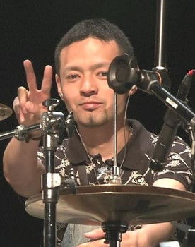 折田新 as Drums