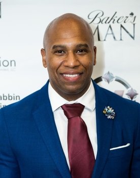 Maurice Hall as Detective Ray Sacks