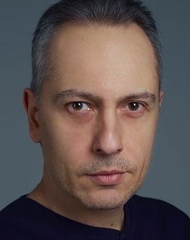 Mert Tanık as Ömer