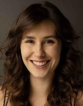 Alana Bortolini as Moira