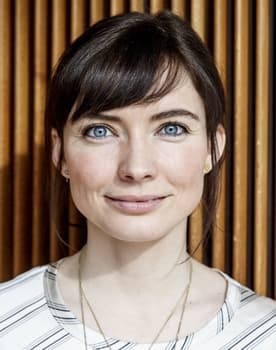 Neel Rønholt as Birgit Lund