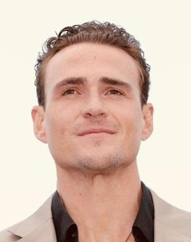 Alexander Bertrand as Les Norton