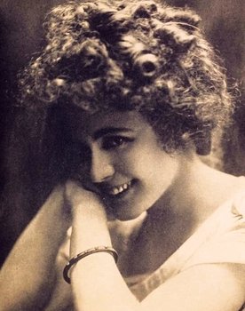 Violet Mersereau as Evelyn