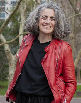 Lara Izagirre as Self