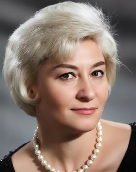 Handan Adalı as Ebe Nazife