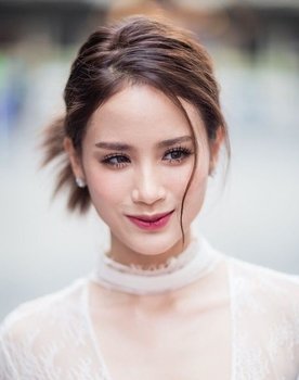 Rathfar Chaichueanjit as "Ploy" Pimploy