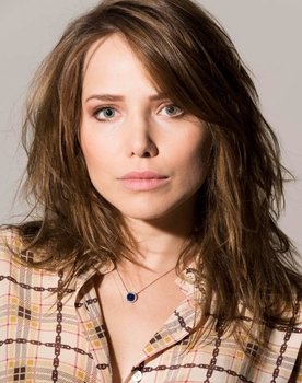 Letícia Colin as Marta