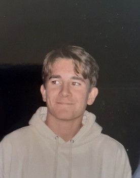 Eliott Sciou as Figurant 4