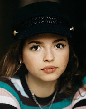 Nina Chuba as Hühnermädchen Luise