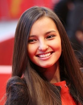 Anelya Adilbekova as Akzhan
