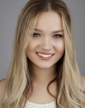 Julia Beautx as Titti