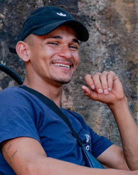 Alex Vicente as CLEITIN