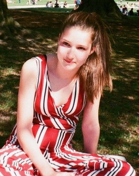 Anneloes Knaepen as Bella