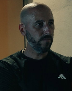 Joël Saucian as Le vigile/videur/bar