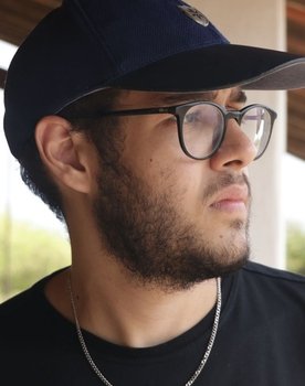 Matheus Caminha Duarte as Jornalista (Voice)