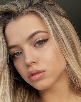 Yuliya Gavrilina as Dana