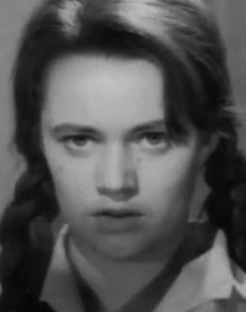 Olga Amalina as Леонтьева