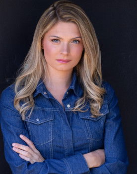 Grace McGrath as Elizabeth