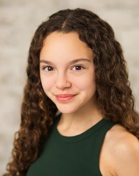 Sofia Irene Worsley as Little Girl