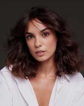 Lara Véliz as Alba