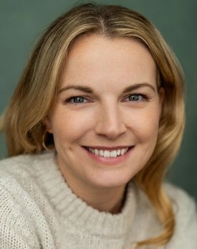 Rebecca Ward as Janet