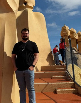 Lucas Tavares as Amigo de Bono