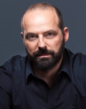 José Eduardo Silva as Vasco